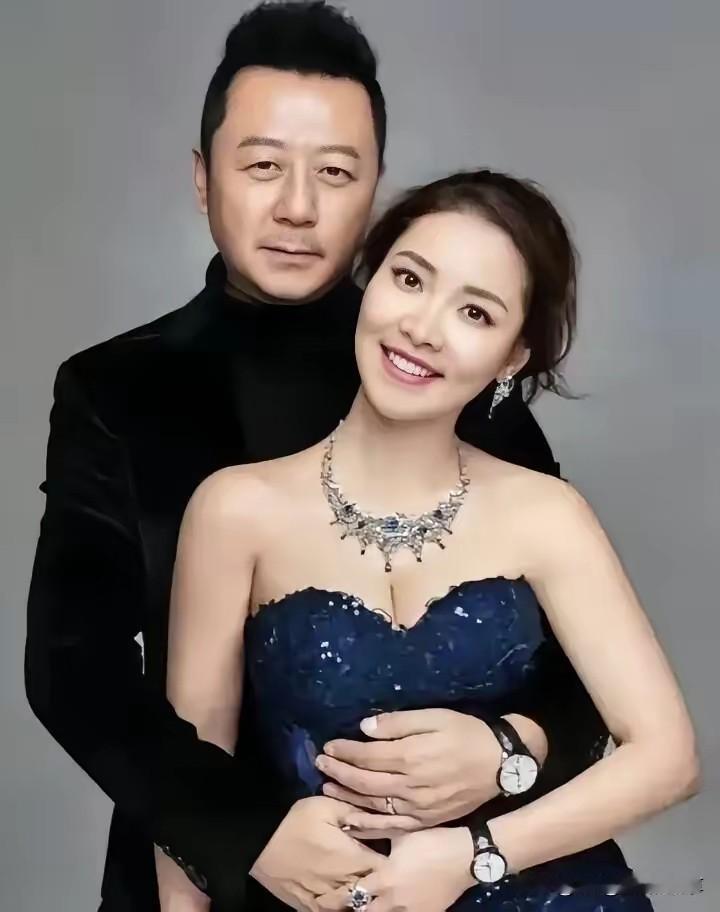 他俩原来是一对明星夫妇，郭涛是位小眼薄唇的男演员，样貌平平。但他的妻子却是大眼高鼻梁的标准美人，五官深邃立体，长发垂落气质出挑，身形匀称气韵动人。
郭涛能娶到她，着实是捡着宝了，不少人都看过郭涛演的戏，可对他的妻子却不太熟悉。