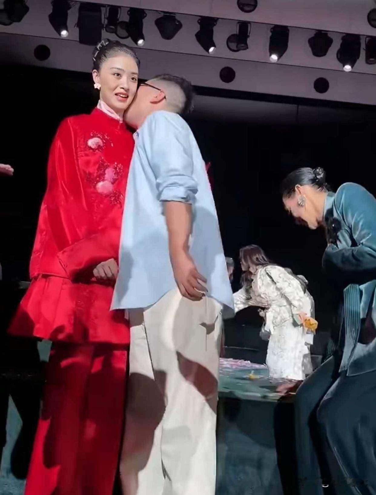 再熟也不能随便亲：蒋欣那一下后仰，比热搜更刺眼
蒋欣这波，看的不是八卦，是边界感失守。

MESSENTIAL 大秀合影，男设计师没打招呼，突然凑过来亲她脖子。蒋欣当场“啊”一声，身体往后猛仰，下意识推开——这是吓坏了，不是害羞。

最难受的是下一秒：她马上把笑挂回脸上，配合拍完照。

别拿“时尚圈