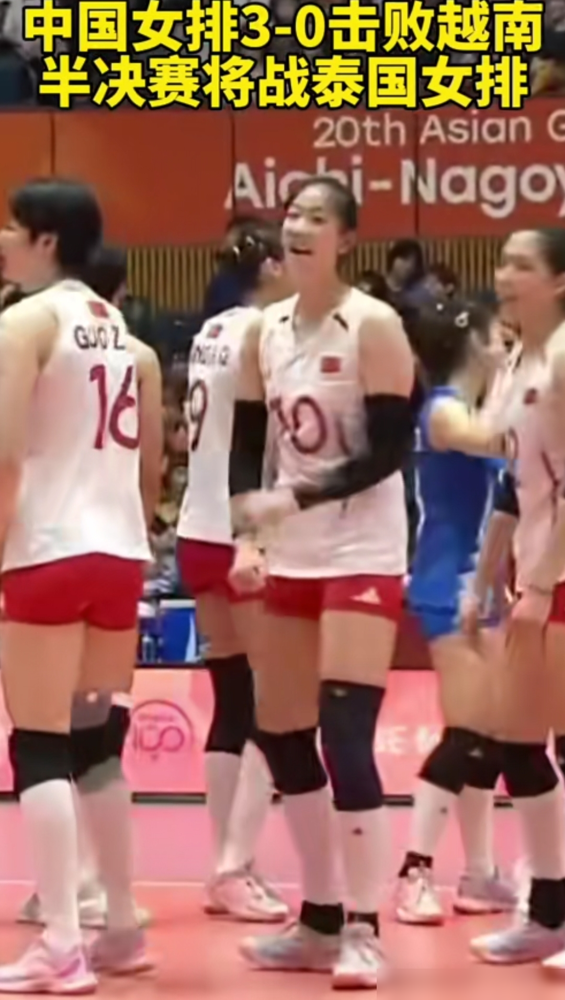 8-20落后，居然能翻盘，泰国女排直接把印尼打崩了。
第二局眼看要丢，硬是从8-20追到29-27，一口气连救十几个局点。全场最高19分，接应平皮查亚赛后却冷着脸说：状态不满意，回去要复盘。
赢球还嫌自己打得烂，这种对手最可怕。
半决赛碰中国女排，泰国主教练加提蓬嘴上说全方位向中国队学习，背地