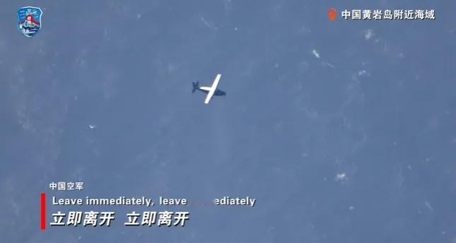 外机闯入黄岩岛领空！反复警告驱离，为何不直接击落？常态化警巡意义重大
 
9月2日，南部战区对外公布现场处置画面，菲律宾军机闯入我国黄岩岛领空，我方空军战机紧急升空，使用中英文双语对外机发出严厉警告：立即离开，否则将对你采取措施。
 
黄岩岛是中国固有领土，领海、领空主权完全归属于我国。自8月份以来