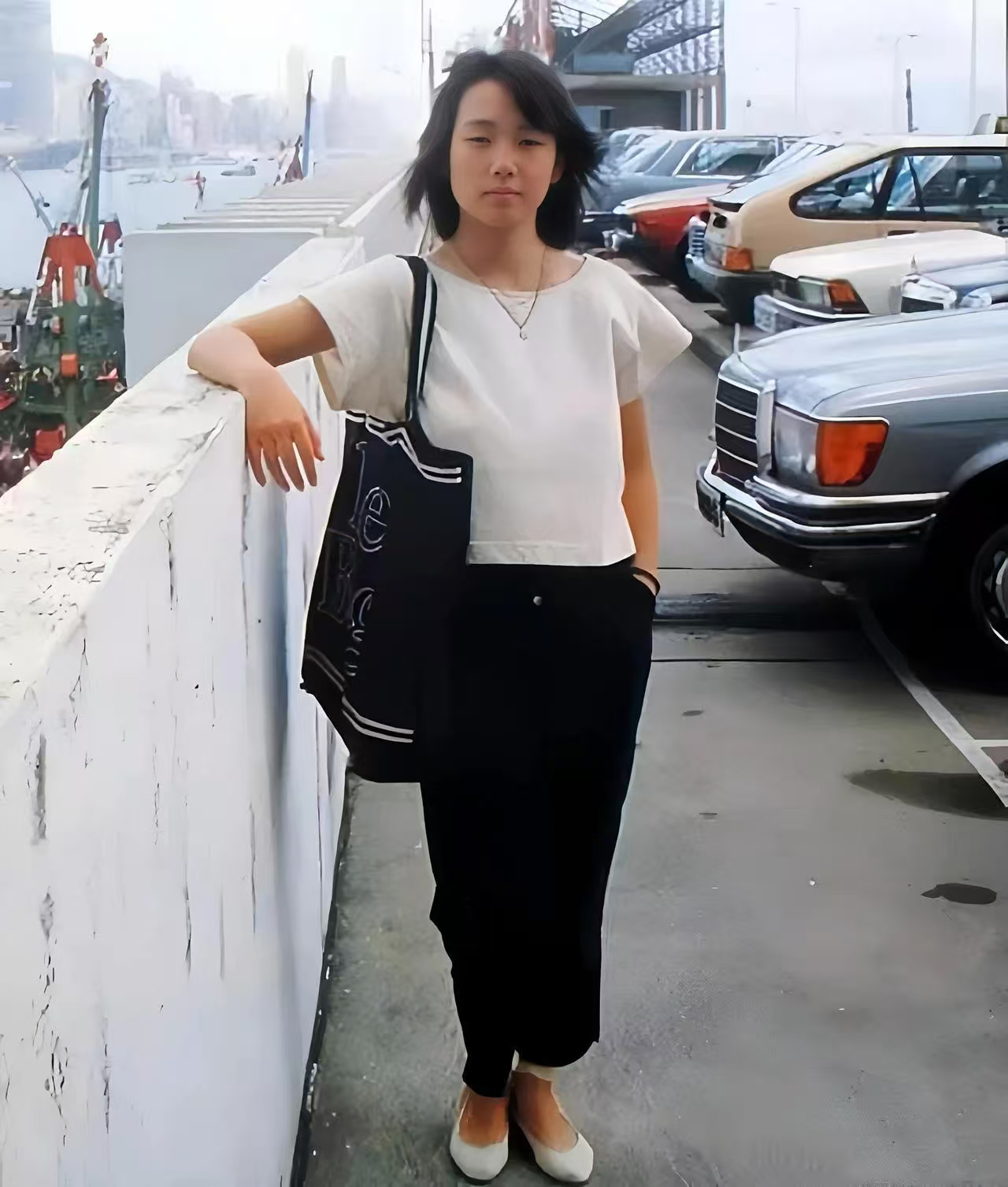 【一睹为快】
天后芳华18时！
这张照片拍摄于1984年，地点是香港尖沙咀海运大厦上盖停车场，主角是当时年仅18岁的林忆莲。
林忆莲后来从电台DJ蜕变为华语乐坛天后。1985年发行首张专辑正式出道，80年代末以《都市触觉》三部曲引领都市女性音乐风潮，90年代凭借《爱上一个不回家的人》《至少还有你》等