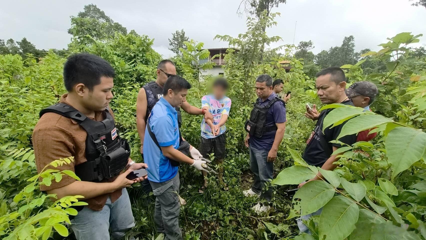 一场少年之间的感情纠纷，最后竟然变成了一起枪击案。

8月19日上午，泰国沙功那空府一名17岁少年骑着摩托车来到路边餐馆，走进去后朝一名15岁的初三男生开枪，子弹击中手臂后擦入腹部，伤者伤势一度严重，所幸目前已脱离危险。

警方很快将枪手抓获，并查获一把土制枪支。

更让人唏嘘的是，这起案件 ​