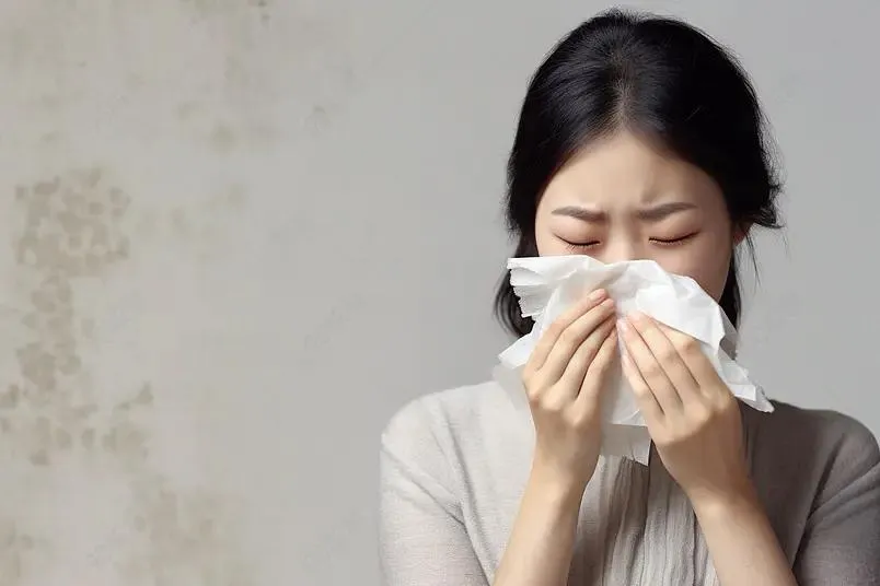 新型鼻炎针能不能根治鼻炎
市面上常说的鼻炎针主要分两类：脱敏免疫针、激素封闭针，没有哪一种可以100%保证“根治”鼻炎。
1️⃣ 脱敏针（过敏性鼻炎专用，临床正规“鼻炎针”）
原理：少量、逐步注射你过敏的物质（尘螨等），让身体慢慢耐受过敏原，减轻打喷嚏、流鼻涕、鼻塞。
✅效果：规范打满2‑3年，约6