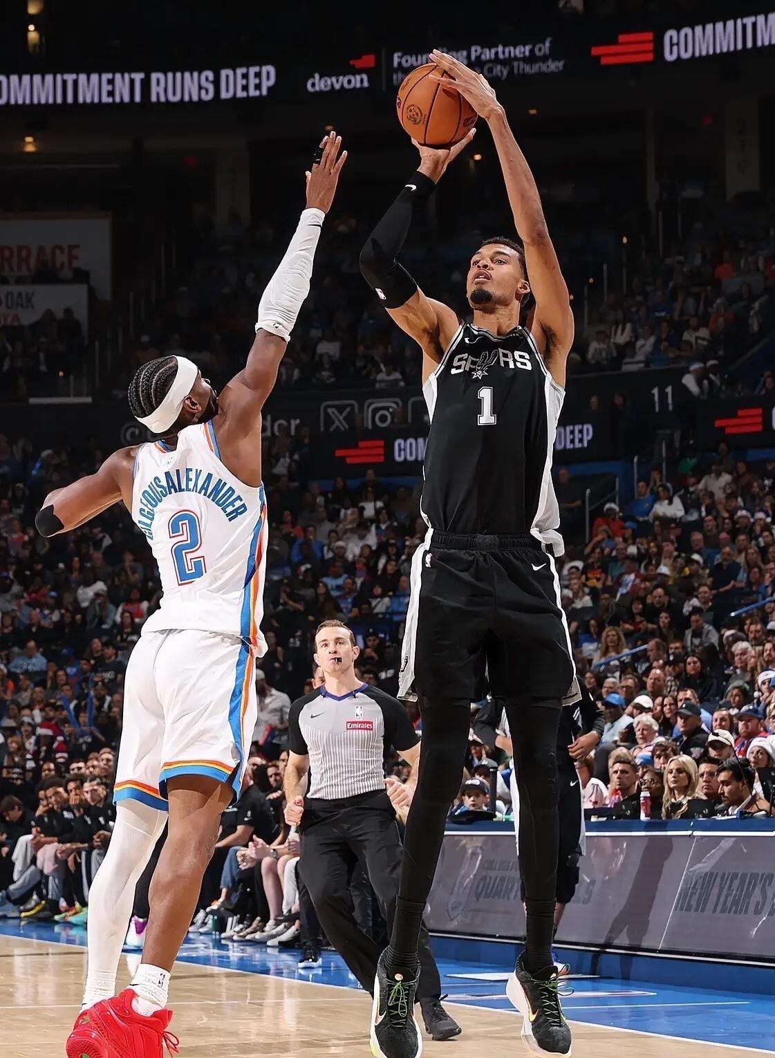 NBA官方总经理调查出炉，马刺和文班亚马合计13项数据霸榜！文班MVP预测得票率77%第一，最佳防守球员97%，建队核心93%；马刺夺冠概率50%居首，哈珀最可能爆发，托哈里斯最被低估。
这阵容还没开打就被总经理们集体看好，属实有点夸张。不过“最佳国际球员”一项存在统计口径差异，有来源称约基奇得票更
