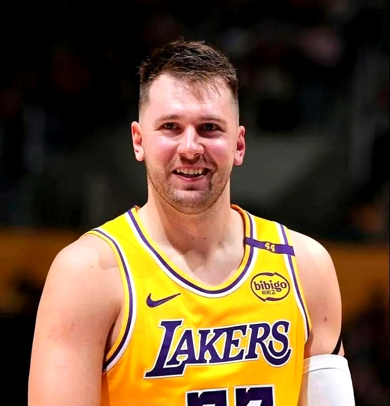 湖人队打火箭看着挺稳，但别高兴太早了。    没了东契奇，球队的进攻火...