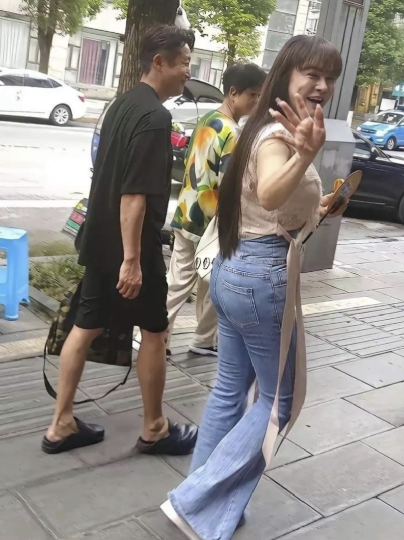 刷到一张街拍图，第一眼还没有认出来是谁，直到认出标志性“小钢炮”身板，才反应过来是邹市明。

但今天想说的主角还真不是他，是他的妻子冉莹颖。

照片中的她穿着紧身牛仔裤，腿肚子线条绷得明明白白，腰臀那股劲，和纸片美相差甚远。

不过，恰恰是这股劲，让她看起来真像练过，也真扛过事的那种壮实。

有人说
