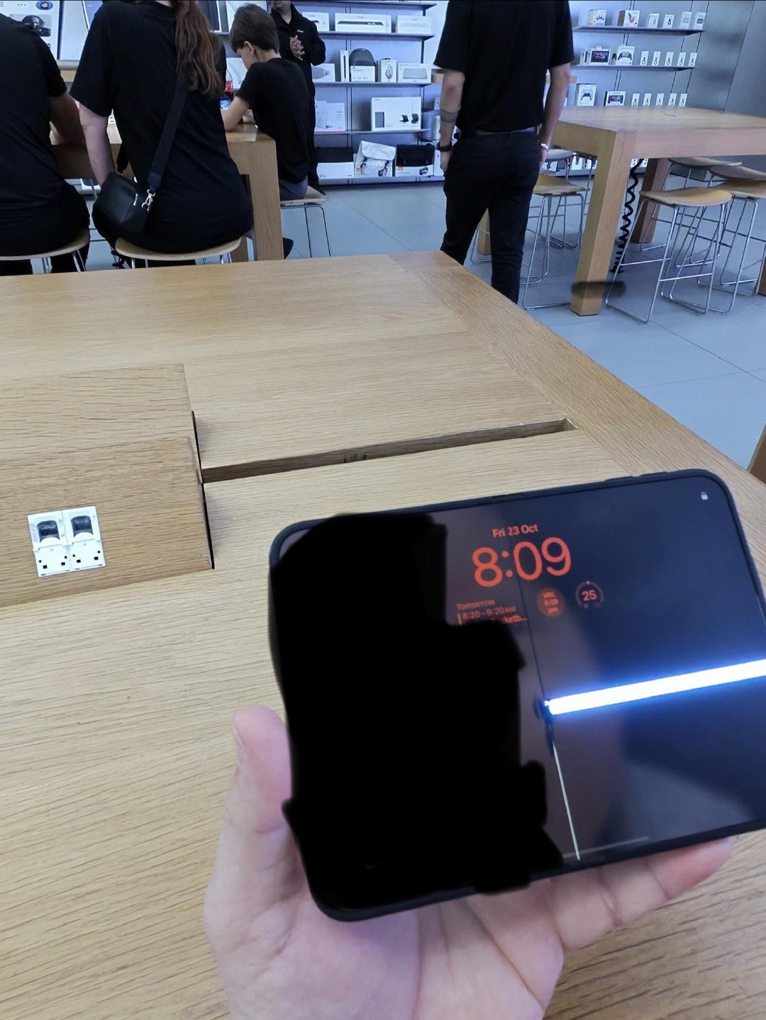 我感觉是 iPhone Duo 屏幕铰链的问题，这个位置应该是控制开合锁住过程的那个楔形销子，可能是会弹到液晶，目前看到的所有屏幕出线都是这个姿势 ​