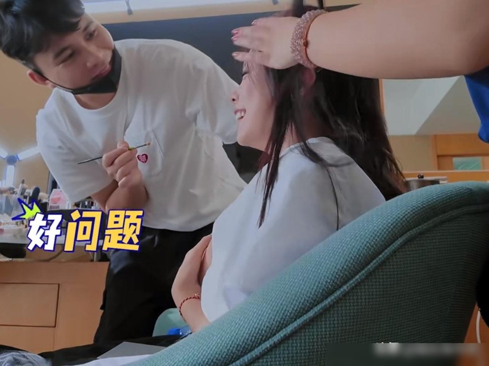 胡军把穿戴甲贴反了，手指头差点拔不下来。
综艺里，他和李乃文给万妮达当助理，硬汉大叔非要学贴甲片。方头圆头分不清，愣是给贴岔了。胡军捏着指头往外薅，疼得龇牙，李乃文在旁边看热闹不嫌事大。
这俩一个比一个壮，机场接万妮达时左右护法似的，结果趴桌上研究美甲，比拆弹还认真。万妮达八十来斤，胡军张嘴就是