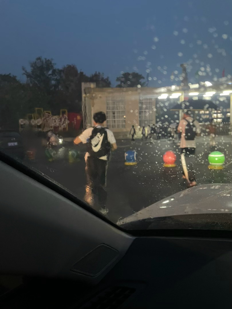 今天到学校早了四分钟，让他在车里多眯了三分钟才叫醒他，别看这三分钟，多睡一会，在课堂的精神肯定比少睡三分钟要强对我来说也是多了三分钟的陪伴自从孩子上了高中后，陪伴的时间就越来越少了，都是按分钟来计算，到了大学，参加工作后在一起的时间就更少了所以要珍惜这会下雨不大，我现在回家抢救性挖掘一些红薯，大家憋急，发不出来的等天晴了再挖