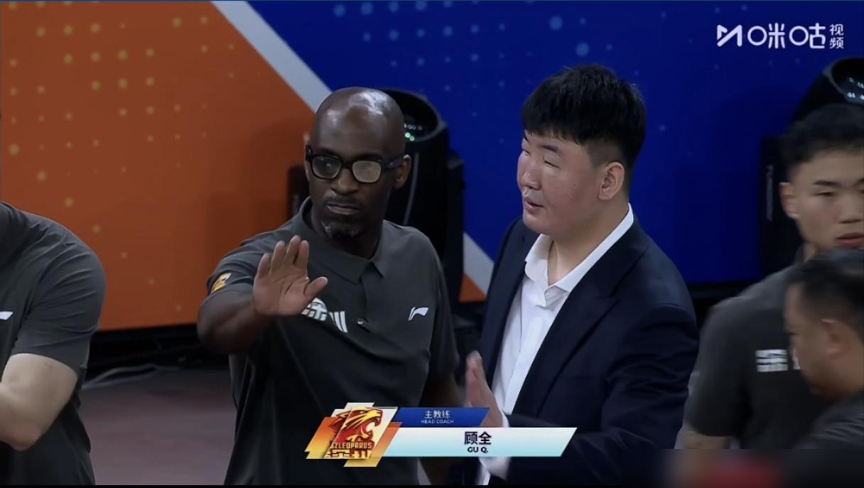 顾全头一回当主教练，揭幕战就在上海输了34分，102比68，深圳队整场没缓过来。


看新闻里说，这是CBA新赛季第一场，卫冕冠军上海在自己主场先升冠军旗、发戒指，转头就把深圳打花了，第三节一波17比0，分差很快上了20多分，比赛早早没了悬念。


深圳的问题不在场上那几个人。周鹏走了，合同到期回广