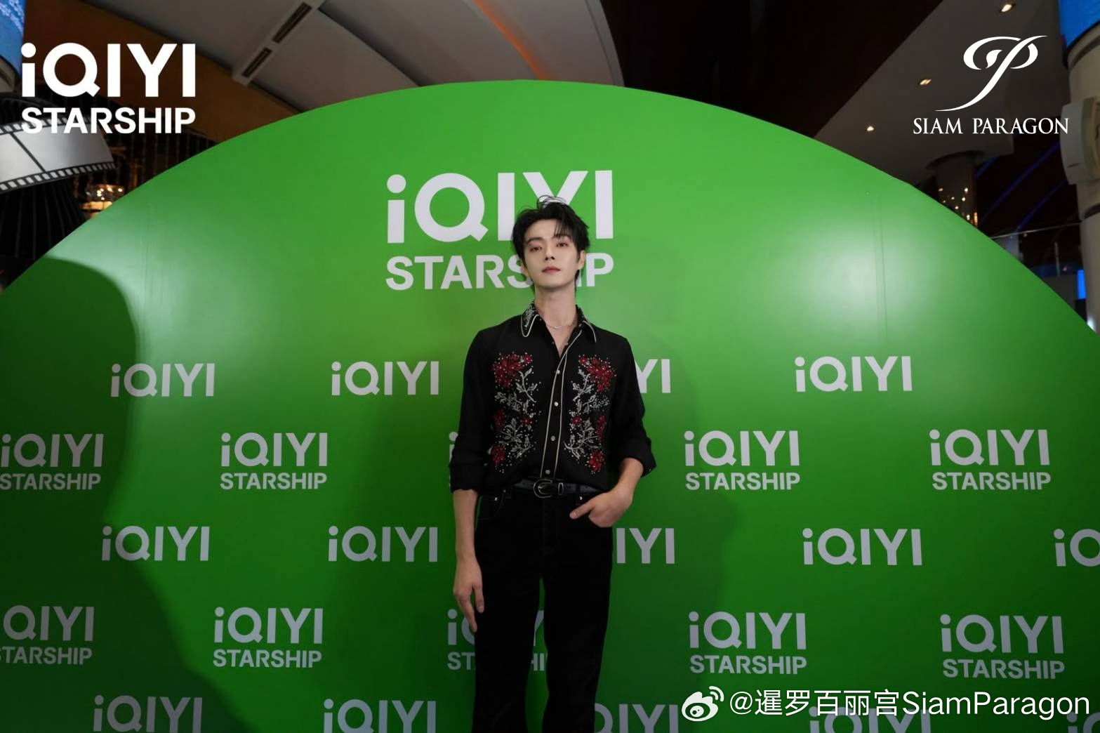 一起回顾许凯飞抵泰国，与粉丝共度温暖时光的精彩瞬间！
「iQIYI Starship：Spring of The Blade Meet & Greet in Thailand 爱奇艺星舰计划·许凯《一瓯春》泰国见面会」
于2026年9月20日在暹罗百丽宫Siam Paragon 5层 Infinicity Hall 盛大举行，圆满成功。

活动现场，许凯与粉丝深入分享角色幕后故事 ​