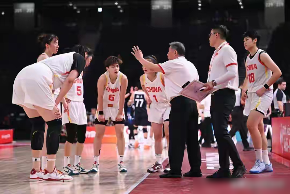 惨败日本二队20分，男篮主帅竟只会喊辛苦！
8年前狂揽4金，这次名古屋亚运会，中国篮球四线崩盘，最终只抱回一块铜牌。男篮创历史最大分差，女篮32年来首度无缘决赛。
面对这烂摊子，主教练郭士强拒绝打分，反而大谈全队很努力，大家非常辛苦。这话一出，连官媒都看不下去了。
媒体直接发文痛批，直言不需要
