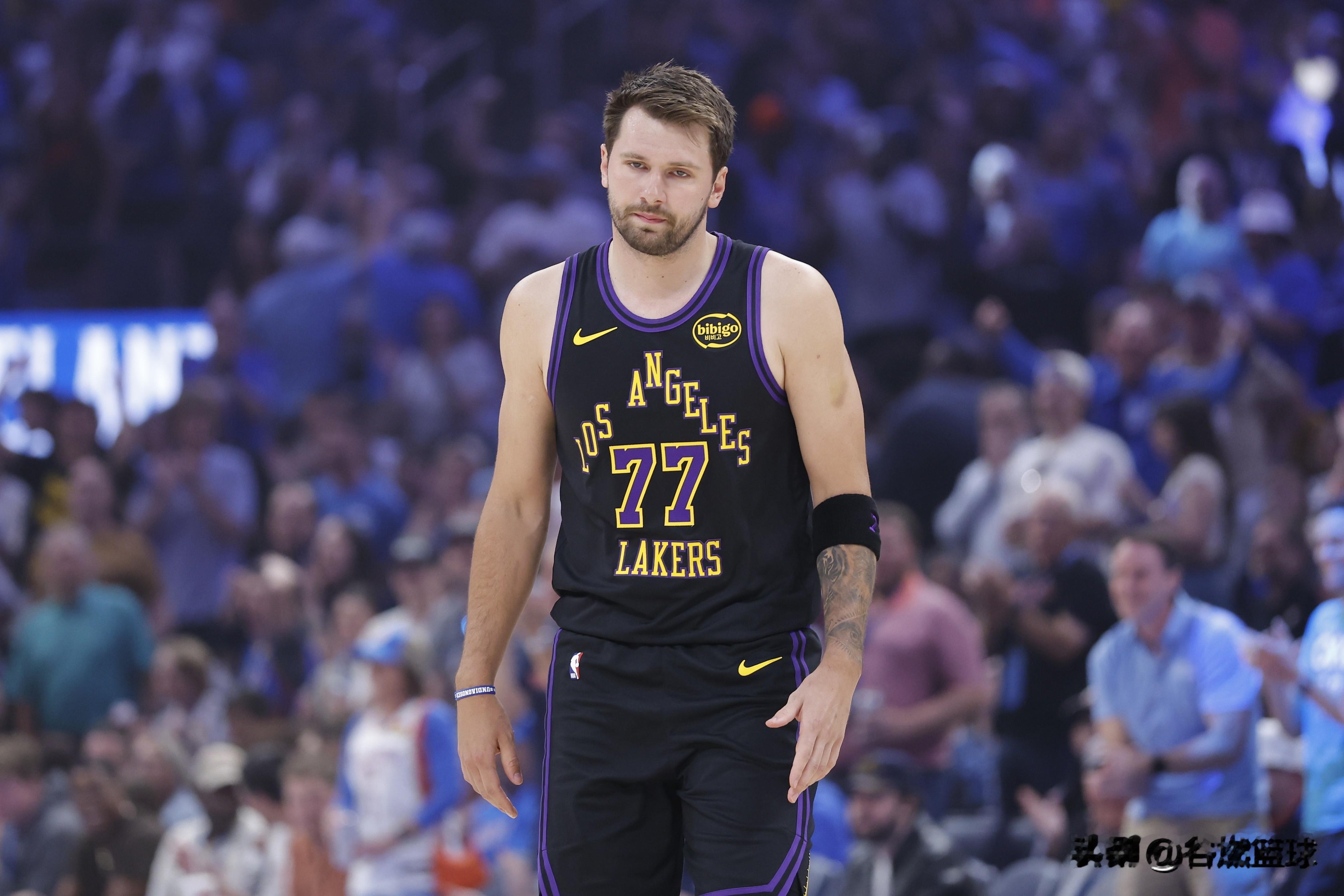 这么拼？在4月3日对阵雷霆的比赛中意外拉伤腿筋后，湖人核心东契奇被宣布...