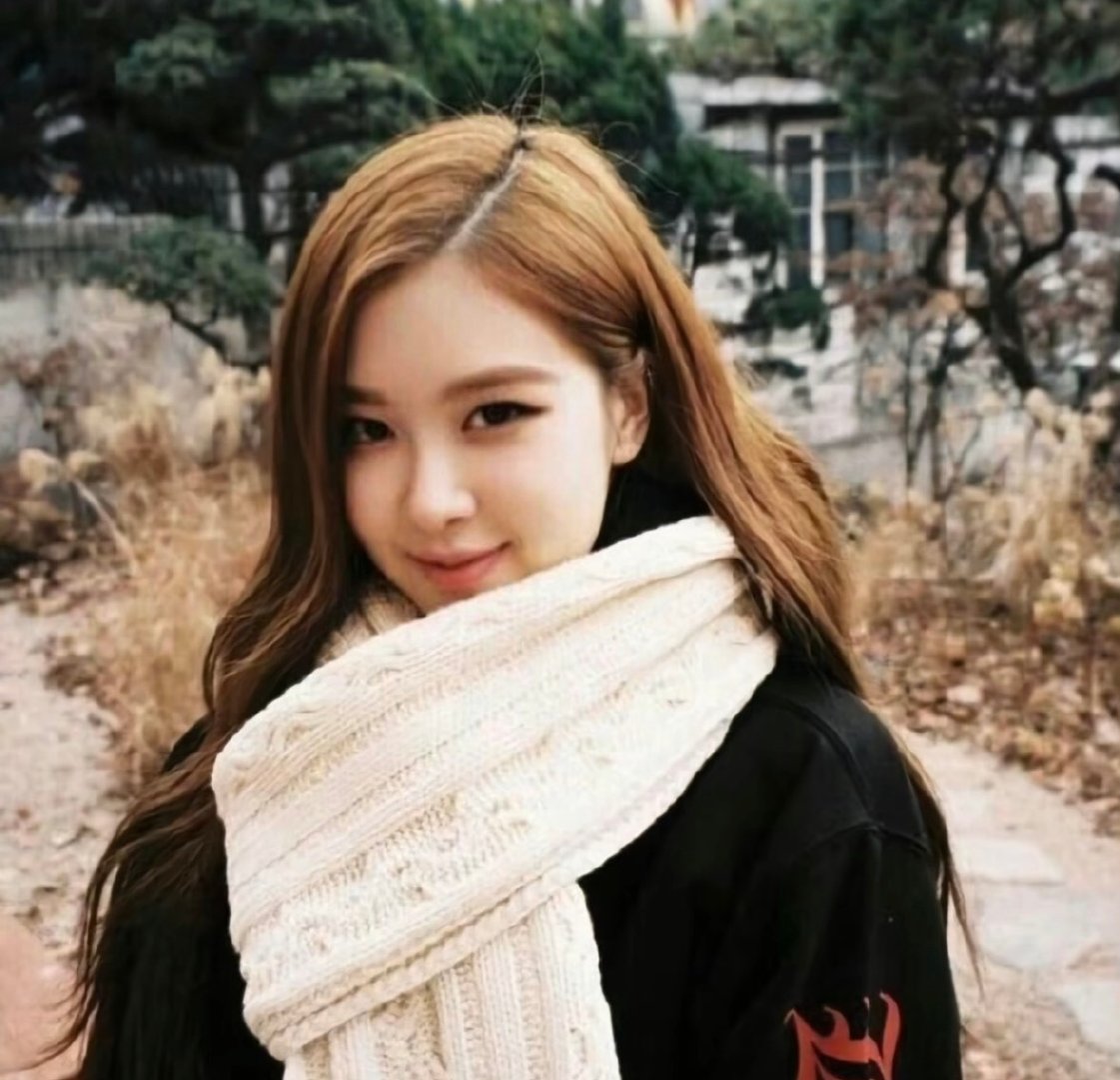 褪色的旧照片带给我一点点怀念
#朴彩英万千瑰色##朴彩英# ​