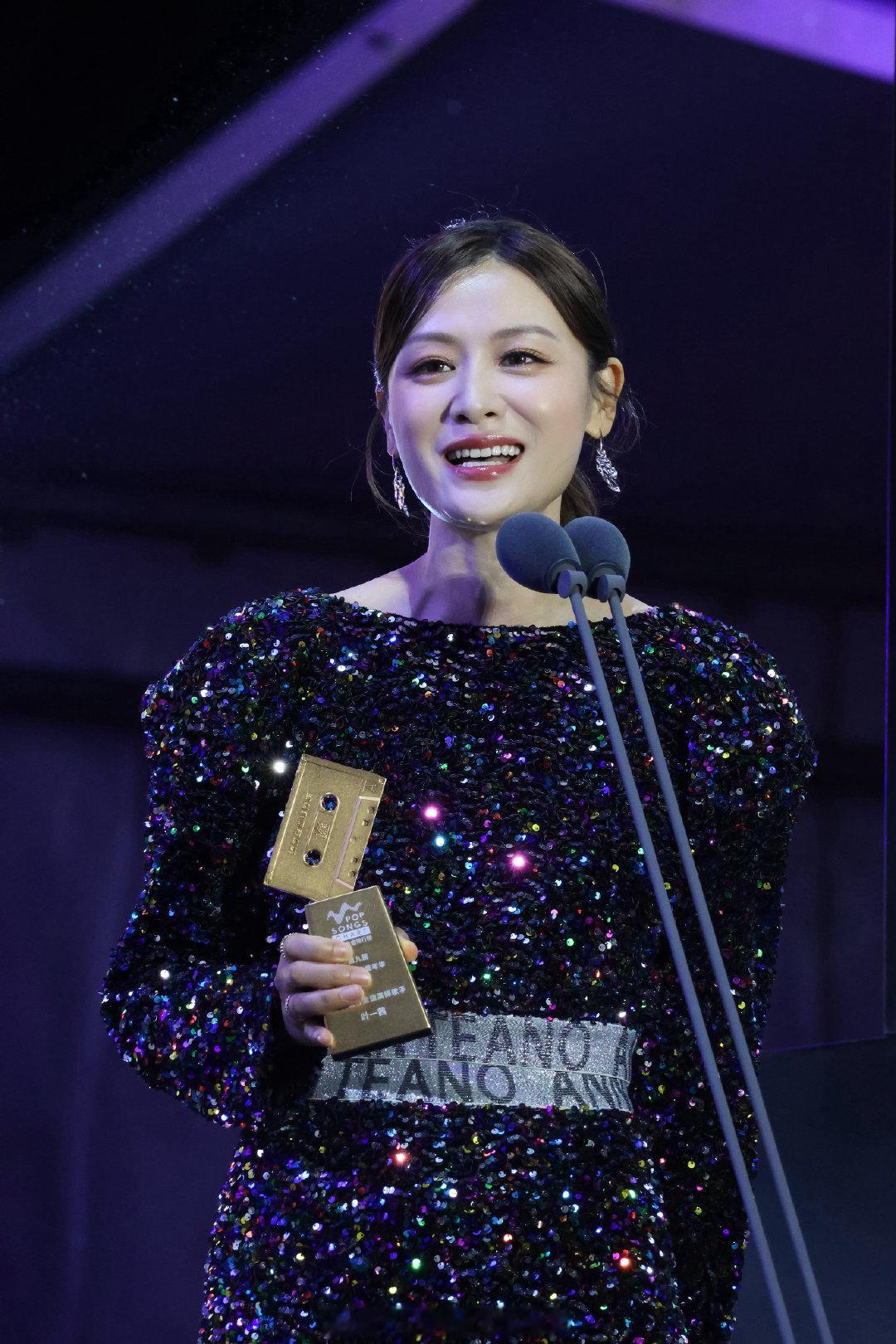 #叶一茜[超话]##翻到这一叶# [微风]#流行金曲嘉年华# 
🏆恭喜叶一茜获得年度流行金曲演绎歌手！
舞台上闪闪发光的你，一直用心演绎每一首作品。
愿好听的歌声永不落幕，继续在音乐路上闪闪发光🎶 ​