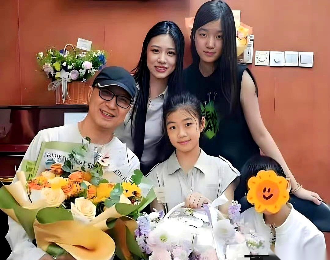 54岁的汪峰在社交平台上贴出一张合影，镜头里整整齐齐围着四个孩子。
一张照片，四个娃，背后站着三位不同的母亲。平日里各自散在不同屋檐下过日子的孩子，头一回在镜头前全聚齐了。
底下围观的人一眼扫过去，最先注意到的就是那排眉眼：大女儿是前女友葛荟婕所生，二女儿归第二任妻子抚养，剩下的一对年幼的姐弟，则是