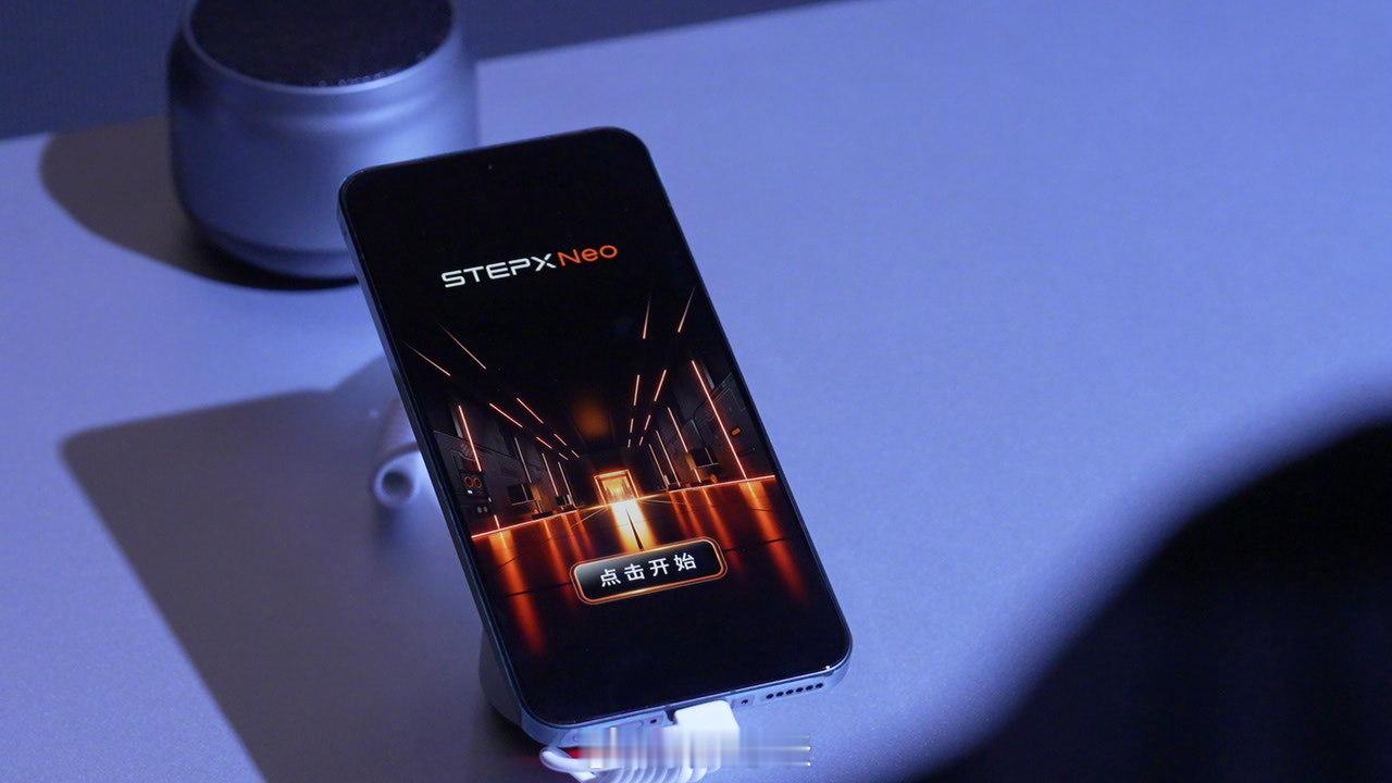 #STEPXNeo智能体手机发布# 有没有想过，以后自己想要什么手机应用，可能真不用再等开发者更新了？

10月13日，阶跃终端发布了STEPX Neo先行版，号称首款大模型原生智能体手机。相比手机本身，我倒是更想聊聊它背后的AI创作生态。

比如Step Studio，定位是AI终端原生开发工具，支持从云到端一站式开发 ​