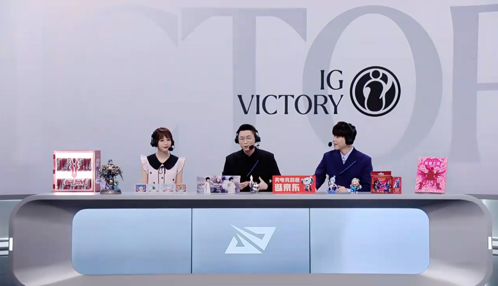 LPL2026年第三赛段季后赛，
IG VS LGD BO5，
IG以3-0的比分赢下了今天的LGD，
成功晋级到败者组决赛，
与AL争夺总决赛席位！
第三局前期比较平稳，
但是IG三线线上慢慢地积累优势！
而LGD通过阵容优势，
成功地拿到了2条小龙！
Wei蝎子则错开时间，
拿下巢虫和峡谷先锋！