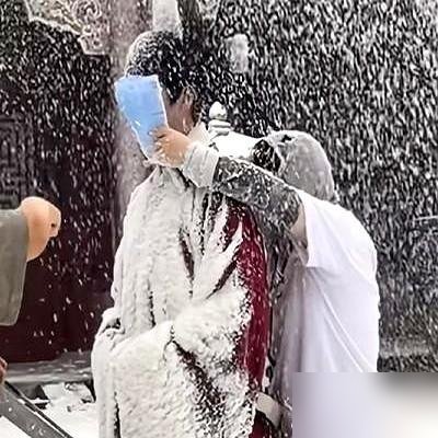 40度高温拍冻死戏，牛骏峰裹着厚棉袍在假雪里打滚，差点真交代在片场。
剧里韩粱冻死在冰天雪地，剧外横店热得能把人蒸熟。鼓风机吹的是热风，假雪落身上就化，棉袍湿透了贴在肉上，一遍遍重来。
导演喊卡的时候，人站都站不稳，助理冲上去灌藿香正气水。观众看到的凄美下线，背后全是演员拿命在扛。
这戏刚播完