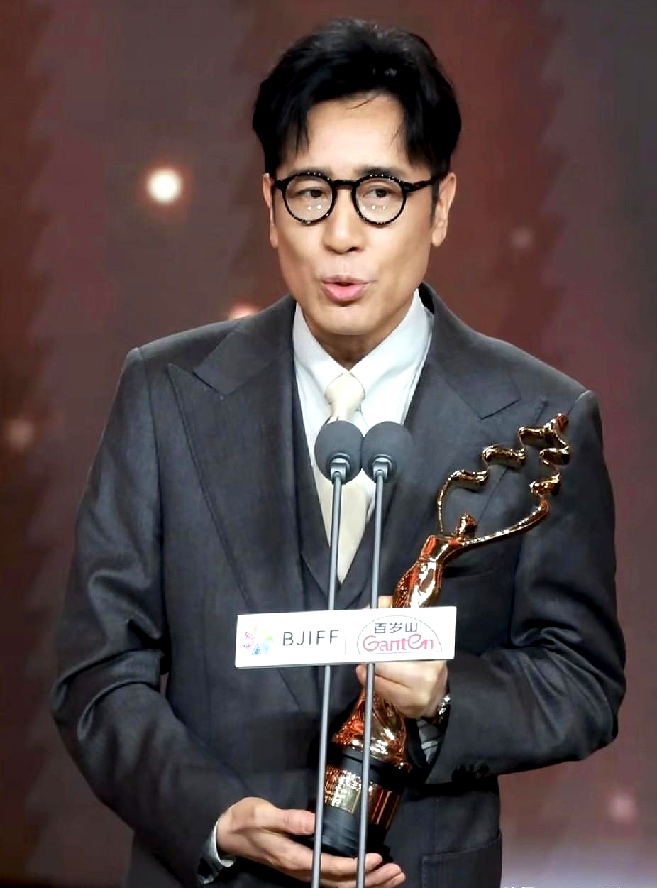 于和伟拿奖，最逗的是跟张译、段奕宏在台上玩“老鹰抓小鸡”。    他为...