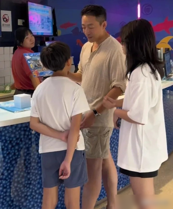 张兰直播间亲口说，把马筱梅当亲闺女，还夸她善良里带点锋芒。这话从张兰嘴里说出来，不容易。
回头看这姑娘的路数，确实稳。不吵不闹，不拿孩子博眼球，汪小菲跟前妻那摊子烂事，她一句不掺和。张颖颖跳出来骂，她连眼皮都没抬。
最绝的是跟小杨阿姨同台直播，直接把不和传闻摁死在桌上。婆婆晒孙子惹恼汪小菲，她两