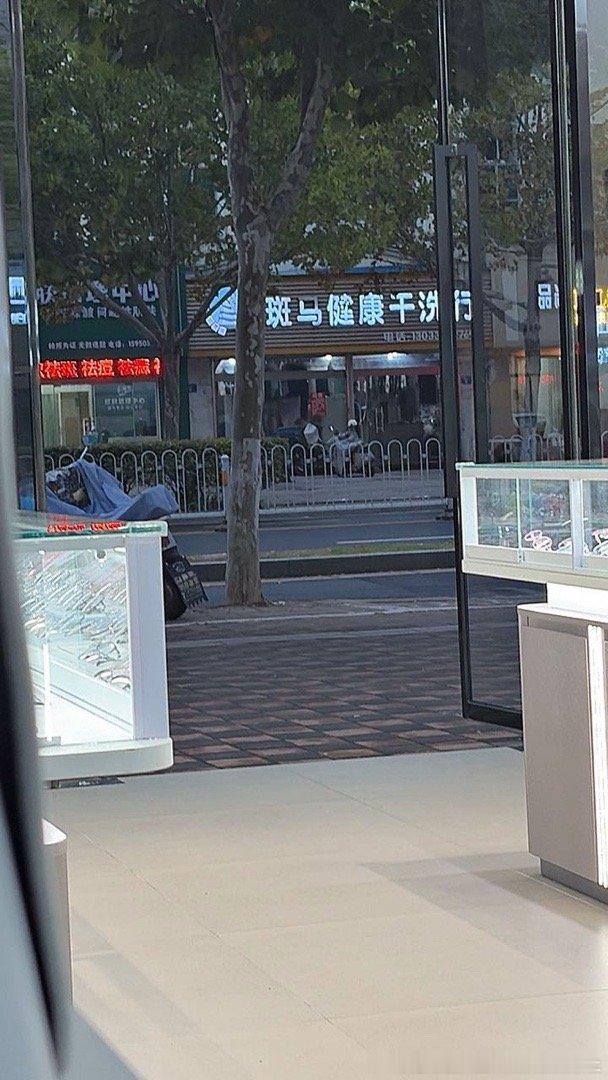 雨季上班，仿佛那一年在教室阴雨天，极端天气整个教室都暗了，大家看窗外狂呼，暴风雨前的狂欢 ​