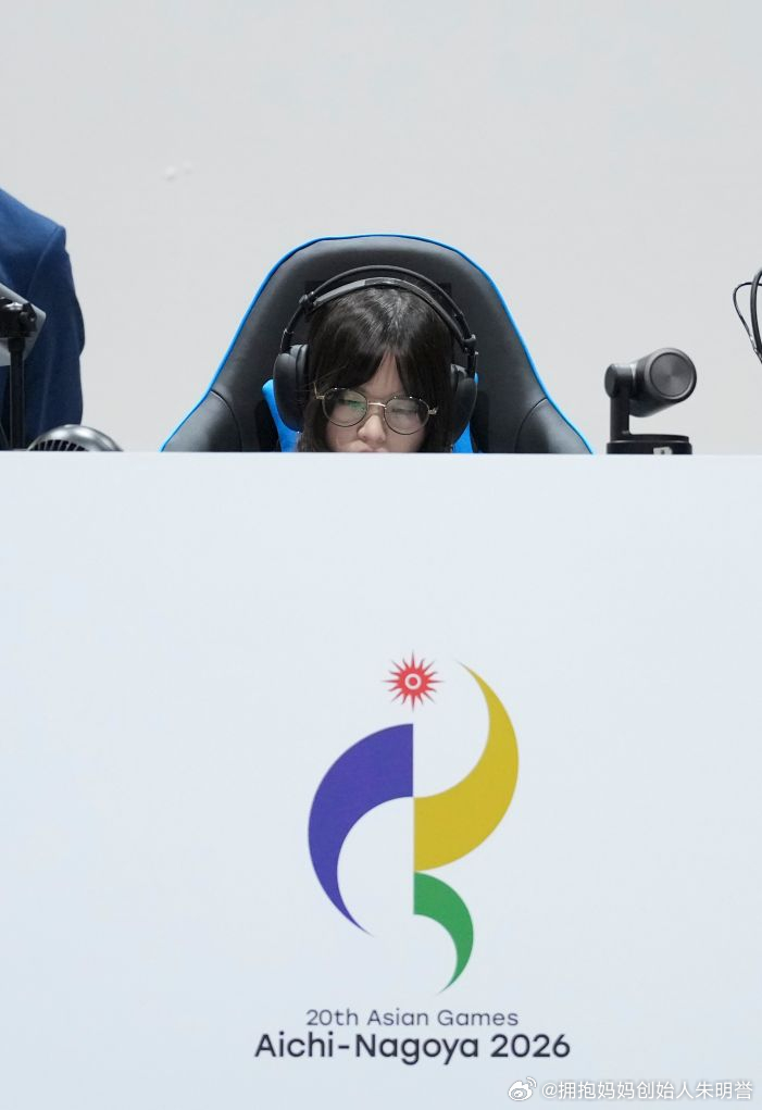 穆欣月成亚运电竞首位女子金牌得主，决赛打到第五轮
9月30日，爱知·名古屋亚运会第五人格亚运版本决赛，中国队战胜日本队夺金。队员穆欣月（ID：桃晚安）随队登上领奖台，成为电子竞技“入亚”以来首位获得金牌的女子运动员。10月1日凌晨，新华社发布的现场报道记录了这场比赛和她的赛后感受。
这枚金 ​
