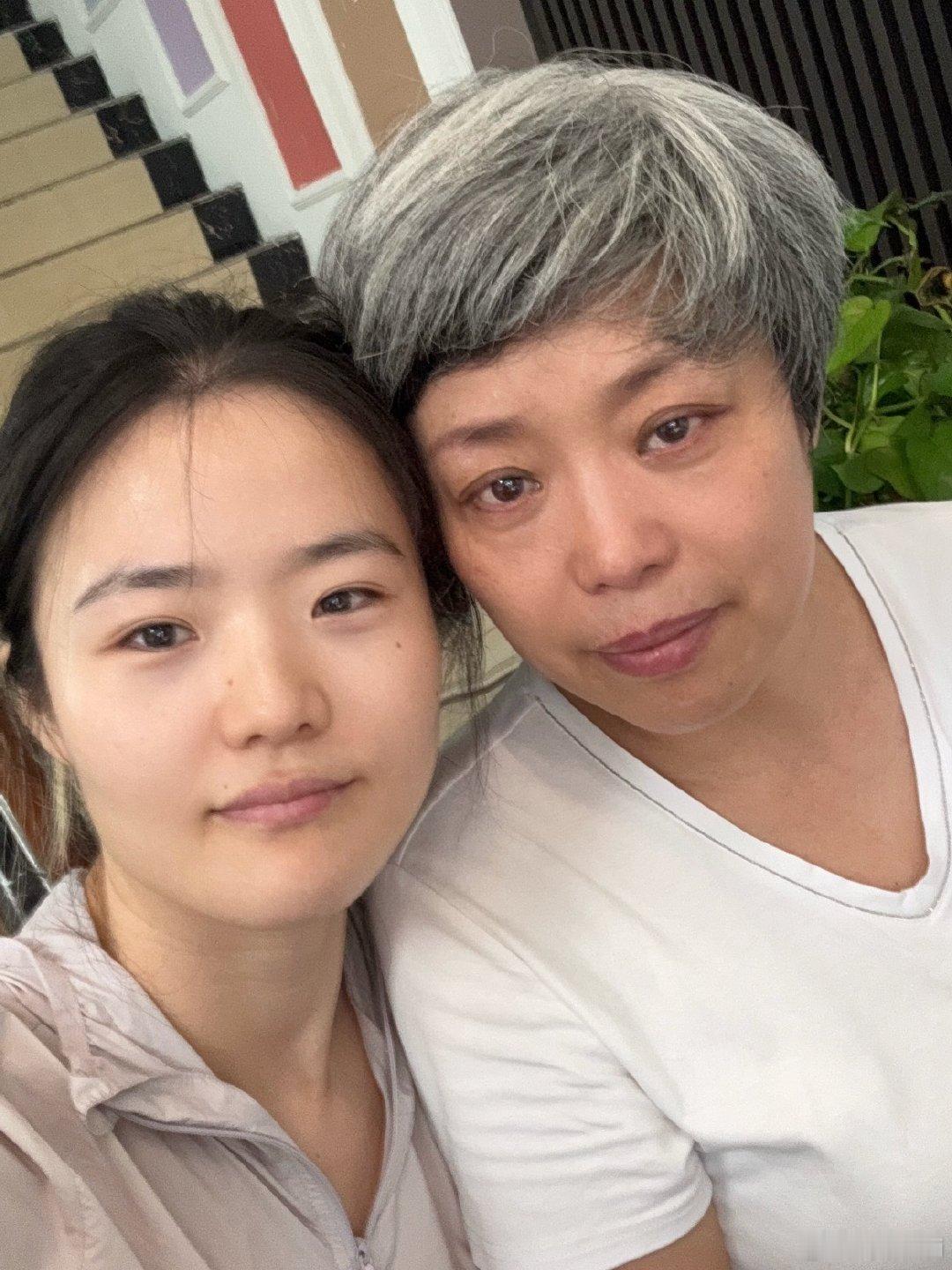 #遭继父性侵女子称养母哥哥也常被打#
张叙白公开自述，从9岁开始遭受继父长达8年的性侵。整个家庭长期笼罩在继父的暴力阴影之下，养母与哥哥也经常遭到殴打，一家人都活在恐惧之中。
童年本该是被保护的时光，她却在漫长岁月里承受持续性侵害与家庭暴力。长久的隐忍、孤立无援的处境，令人心痛。
希望 ​