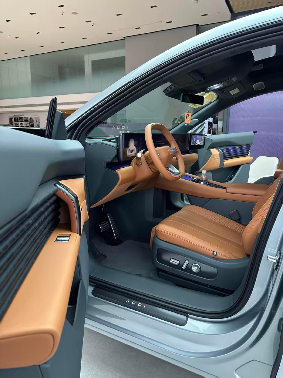 上汽奥迪智慧性能旗舰SUV，900V高压超充平台，CLTC续航705公里，全系双向14°后轮转向+空气悬挂+CDC，59英寸超感广域屏，quattro四驱零百3秒级。 ​