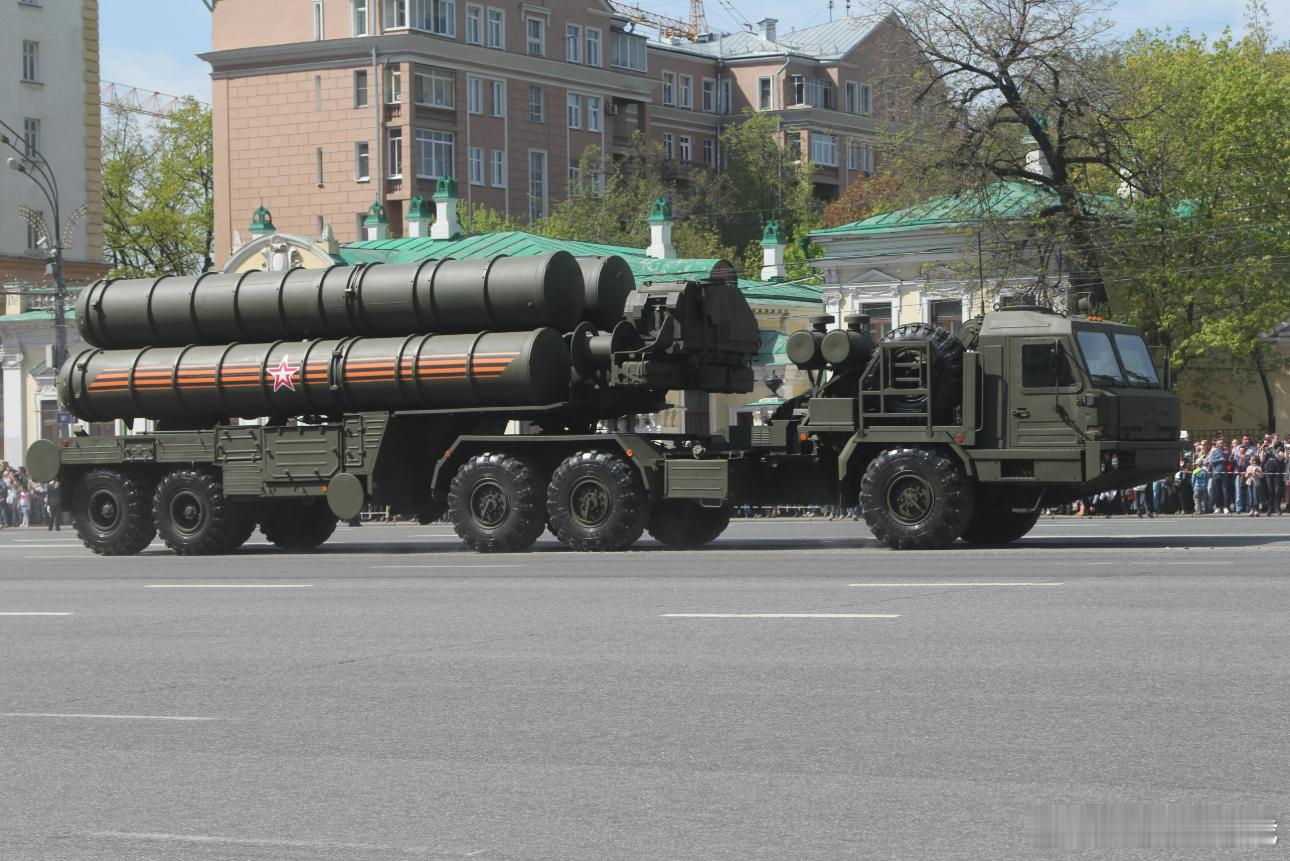 印度计划再买5套，俄罗斯称很快签署，S-400防空系统协议

2026年9月12日，据idrw.org（印度国防研究之翼）消息，印度可能很快与俄罗斯签署一份新协议，再采购5套S-400“凯旋”防空导弹系统。俄罗斯官员表示，谈判进展顺利，协议可能在近期敲定。如果成真，印度将拥有总共10套S-400，防空能力大幅提升。 ​