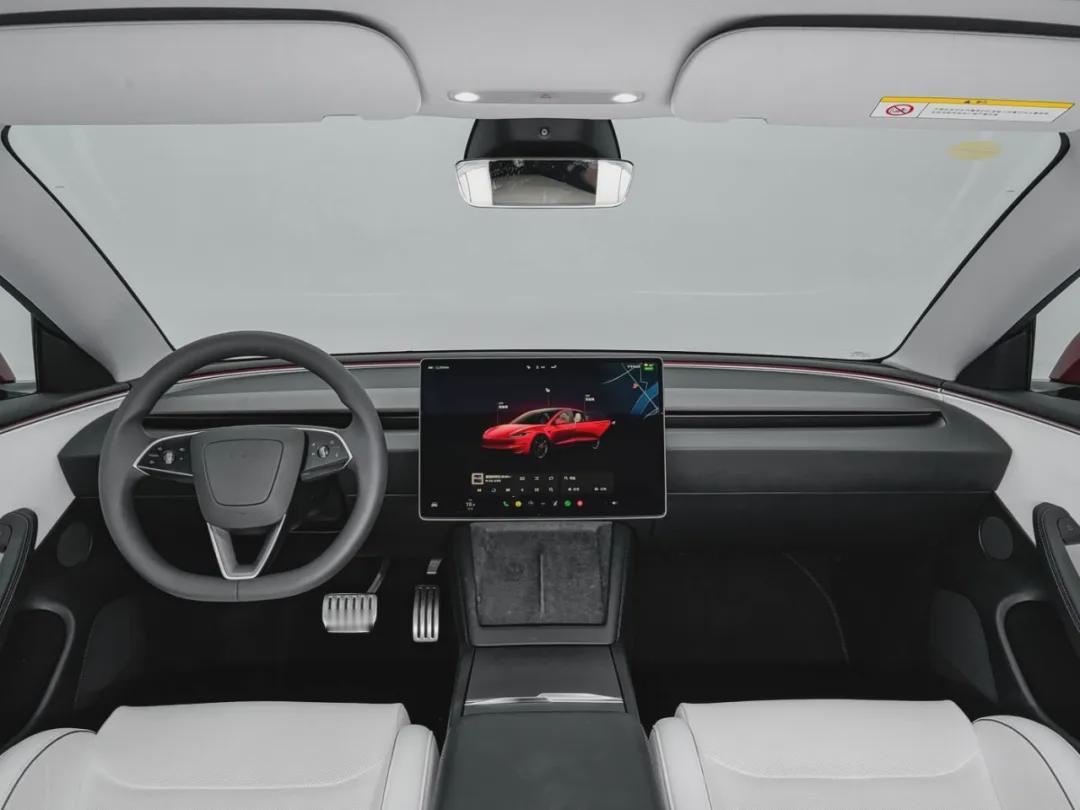 特斯拉港澳卖17.6万Model3，内地车友直接眼红了

性价比思路玩得真野

咱实打实说，特斯拉这波是真敢反着来：这台港澳上新的平价Model3，啥后排娱乐屏、座椅通风、双层夹胶玻璃二十来项舒适性配置咔咔全砍，座椅换成织布款，车漆就留黑白灰仨免费基础色，把座舱里华而不实的东西全扔了省成本。

但最