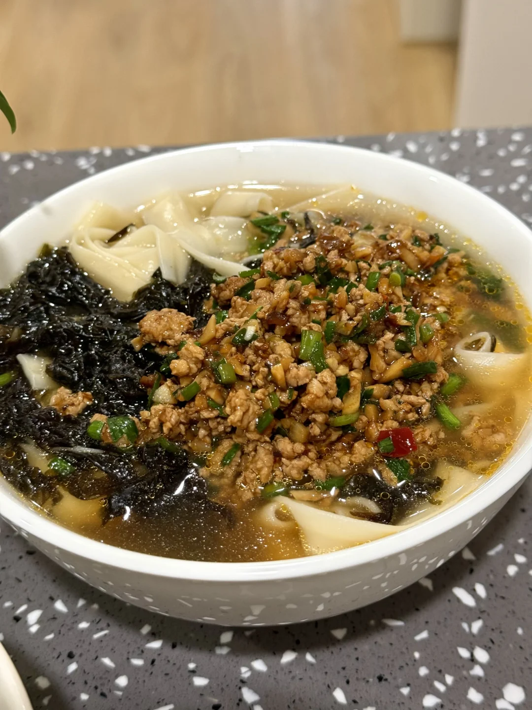 香菇韭菜肉酱面