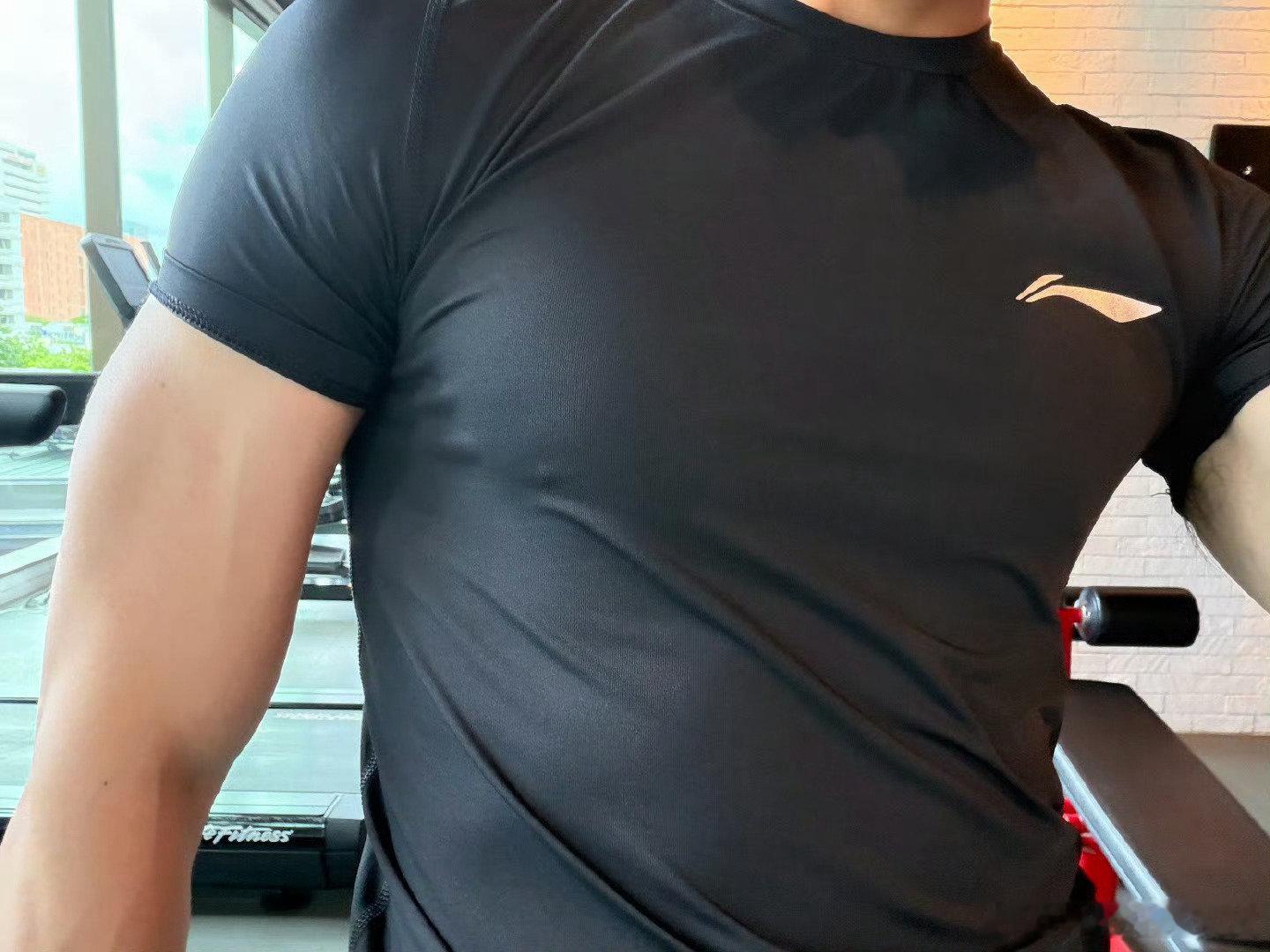 #任嘉伦[超话]#  
哥明天大风降温
记得添衣
你大热天的穿三层热不？
[嘻嘻][嘻嘻][嘻嘻][嘻嘻][嘻嘻][嘻嘻]
脱一层还🈶️
两层呢
打伞的别光给自己打伞
给哥哥挡会
[比耶][比耶][比耶][比耶][比耶][比耶]
[挤眼][挤眼][挤眼][挤眼][挤眼][嘻嘻][嘻嘻][嘻嘻][哈哈]
​