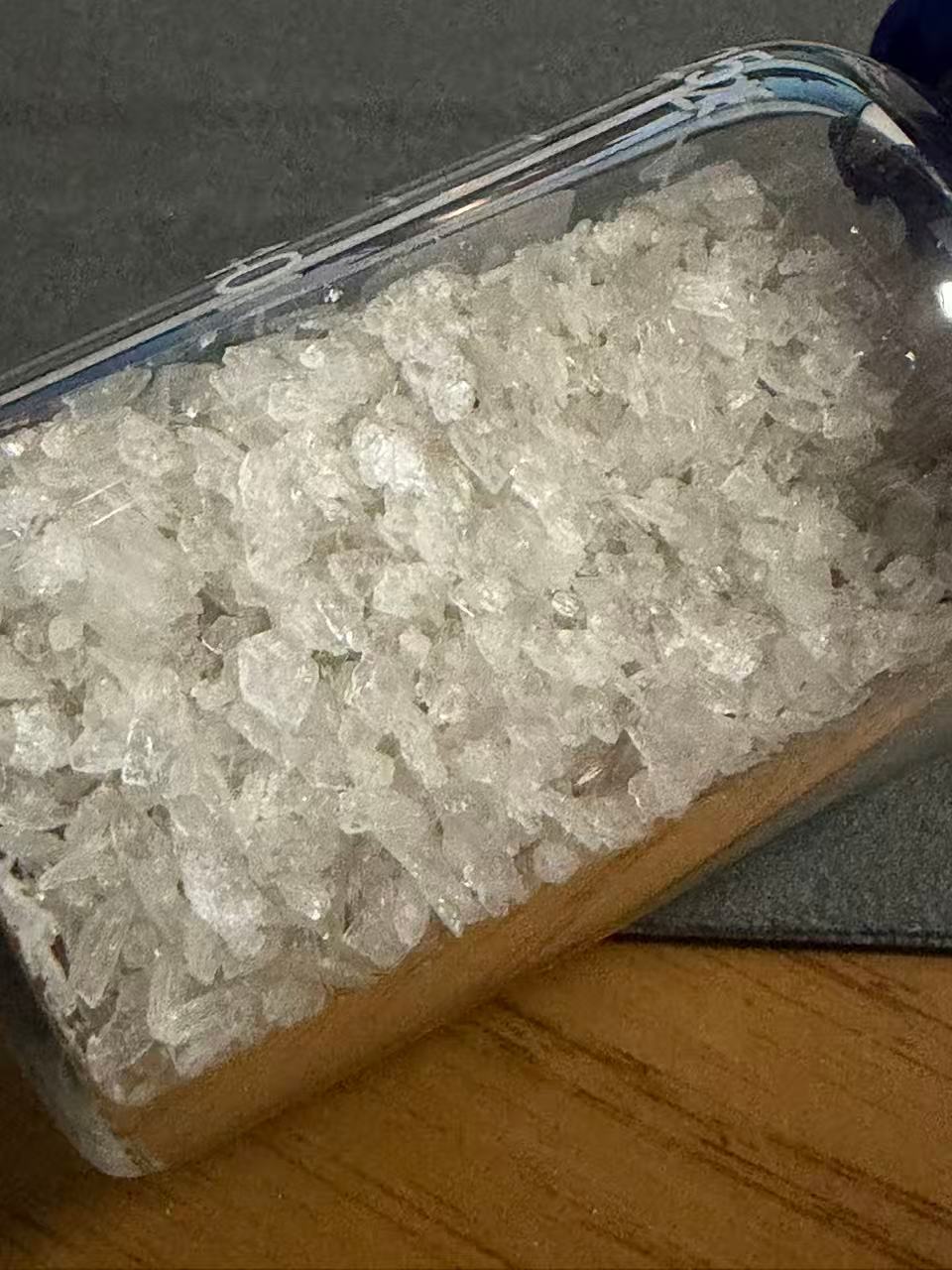 漫行草木间 天然冰片闻起来是清透的特殊清香，入口辛凉带微苦；遇见美好 天然冰片外观是白色结晶性粉末或薄片状结晶，气清香特异，没有刺鼻的杂味；人间烟火 入口味辛、苦，有明显清凉感，接触舌尖和黏膜时凉感扩散很快；风起云散 天然冰片挥发性很强，常温下就能缓慢升华，凑近闻香气清透不闷，点燃时会冒浓烟，火焰呈黄色；芳香疗愈 天然冰片在古法调香里，核心定位是“引香”“透香”，遵循传统和合香“君臣佐使”逻辑配伍，用量极轻，靠清透凉感打通香韵层次，避免抢主香的风头；