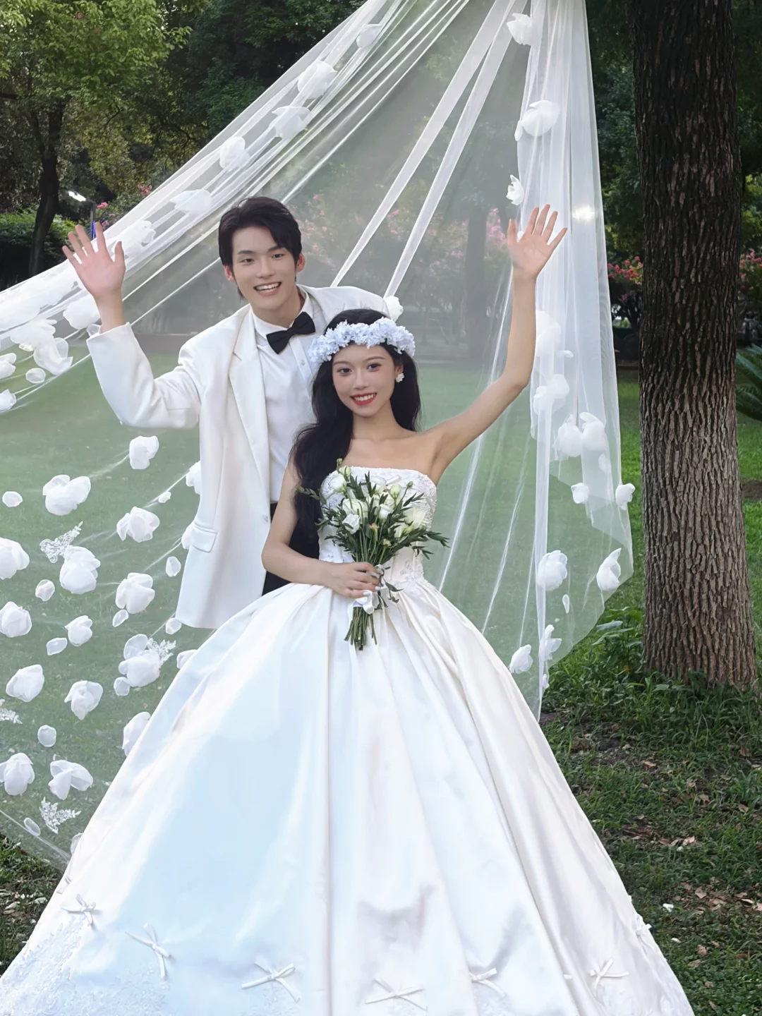 备婚必看❗️不挑人的森系草坪婚纱照好出片