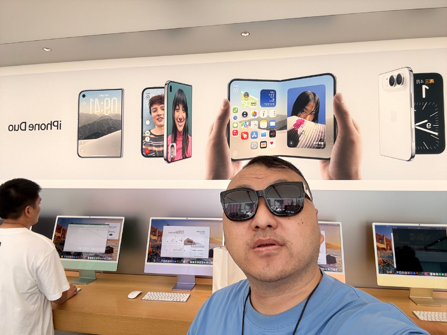 苹果首款折叠屏iPhone Duo发布后，官方并未承诺“零折痕”，而是坦承物理折痕客观存在，试图通过纳米纹理等视觉弱化技术降低折痕可见度，但这套方案也引发了关于屏幕通透度下降的广泛争议。 一、官方定调