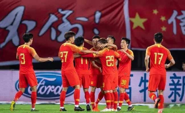 网上有个很流行的说法，说中国足球踢不好，是国家不再扶持，把它完全扔给资本，不再当做振奋民心的工具，还拿刘建宏的采访作为依据。
但这个观点其实把复杂问题简单化了。

我们的模式是政府引导加市场参与。职业俱乐部运营交给企业，但财政投入大量用在了校园足球、青训基地、教练培训、青少年比赛， ​