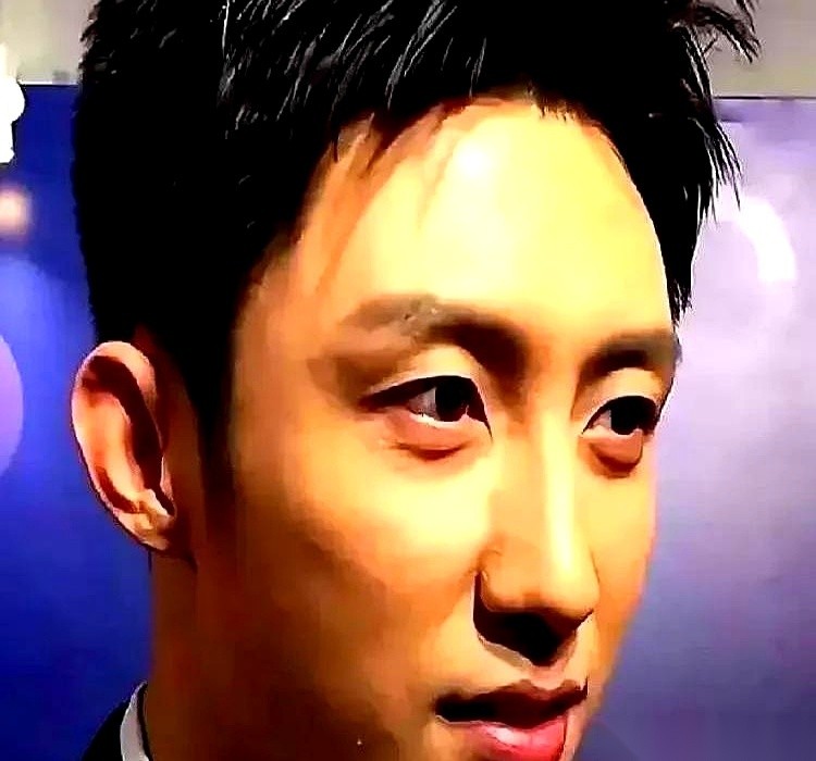 黄景瑜在那场国内全中文采访现场的反应，至今看着依然扎眼。
台下举着话筒的提问者，当着全场甩出一长串英文提问。
台上，黄景瑜连桌上的同传耳机都没碰。他身子直接往前一探，盯着台下抛出一句：“你会说中文吗？”
现场瞬间没声了。提问的人握着话筒，半天没接上话。
黄景瑜身子没往回缩，直接当场定死规矩：“你用中