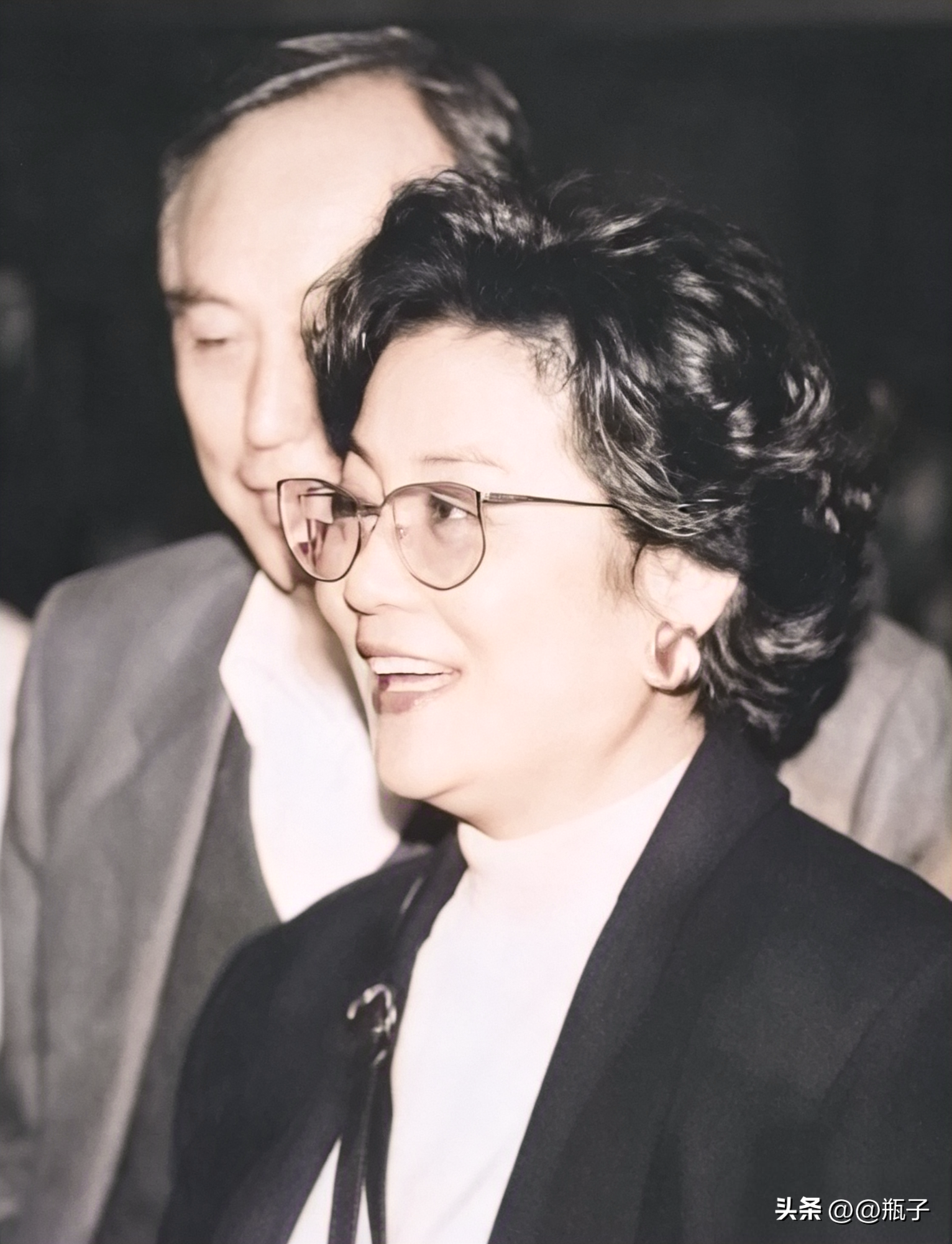 1994年的12月，王菲父亲王佑林、母亲夏桂影，专程从北京飞到香港，到场看了女儿的演唱会。
红磡连开18场，是王菲真正封神的首场大型个人演唱会，母亲在化妆间手里拿着水杯，目光中充满着对女儿的慈爱。
当时母亲夏桂影已经查出乳腺癌，为了不干扰王菲筹备演出，刻意隐瞒自身病情，带病赴港观演，看完之后返回北京