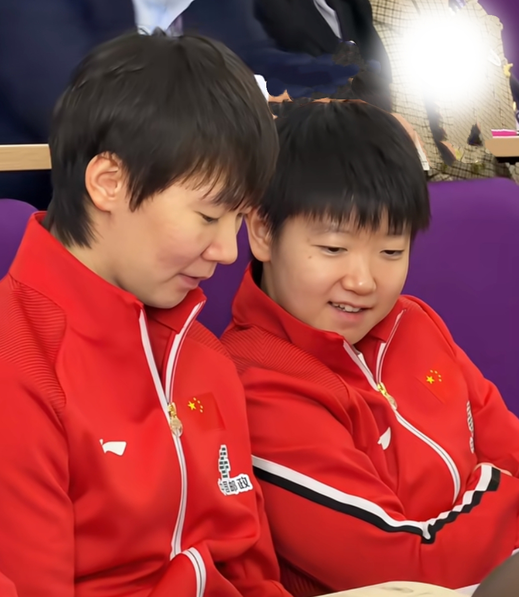 王曼昱一番心里话戳中人心：赛场是对手，褪去球衣依旧是故人
 
很多人看过网上一段话，听完心里莫名发酸。
大意是王曼昱感慨，希望有一天，两个人都不再打球，不用再站在球台两边拼输赢，还能好好相处。
 
虽然这不是采访中原句，但特别贴合莎莎和曼昱这么多年的真实状态。
 
这么多年，两个人从小一起长大，一同