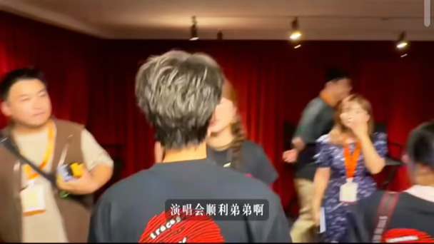 马丽姐：得吃饭啊[皱眉R]#王俊凯 #马丽 #神探之痕迹 #电影路演 #向全世界安利王俊凯
