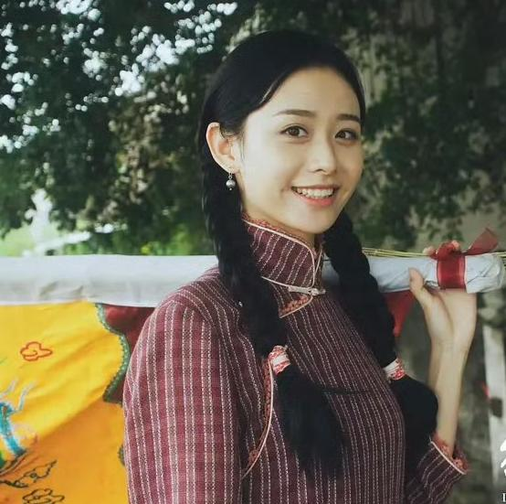 王晓慧在娱乐圈里面的发展前景，大概率上会比李思潼的发展前景更加好一些！
这两个人同样都是依靠《给阿嬷的情书》获得了出圈的机会，不过出圈之后所走的发展路径，完全走向了两个不一样的方向。李思潼拿到了金鹿奖影后这个奖项，出道只有半年的时间就成为了首位00后非科班影后，这样的一份成绩单确实是很硬的。不过在拿