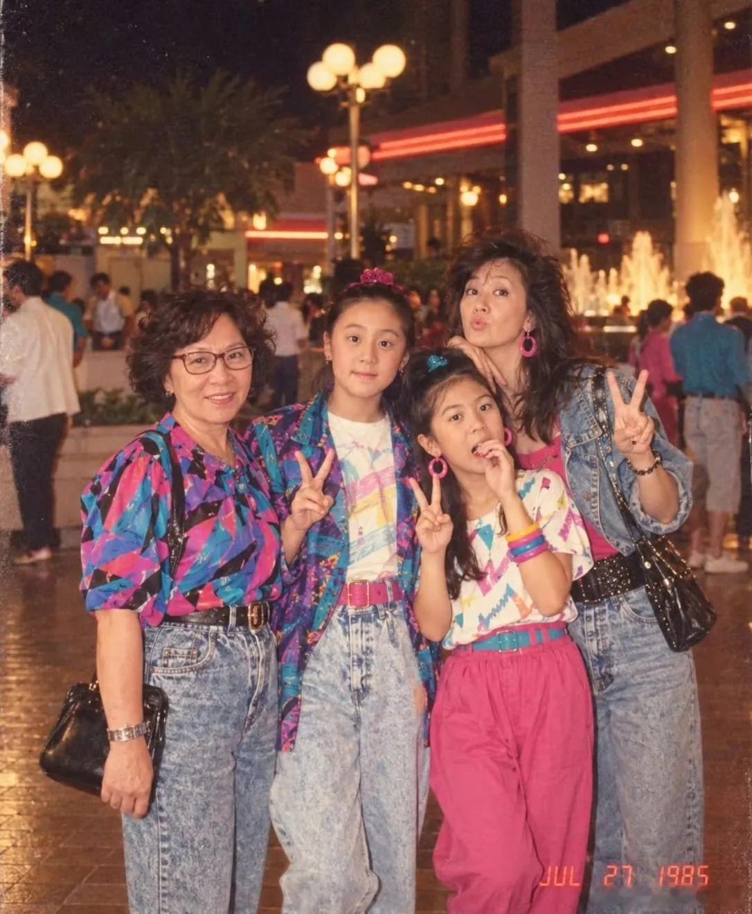 贾静雯带着和修杰楷的两个女儿拍摄复古写真，画面氛围感拉满，满满年代感。
贾静雯一共有三个女儿，大女儿是和前夫所生。人生真的印证三十年河东三十年河西，早年和前夫那段婚姻风波不断，公开互撕，激烈程度堪比大S汪小菲当年的舆论风波。
好在后来遇见修杰楷，收获安稳幸福的家庭。她的富豪前夫至今 ​