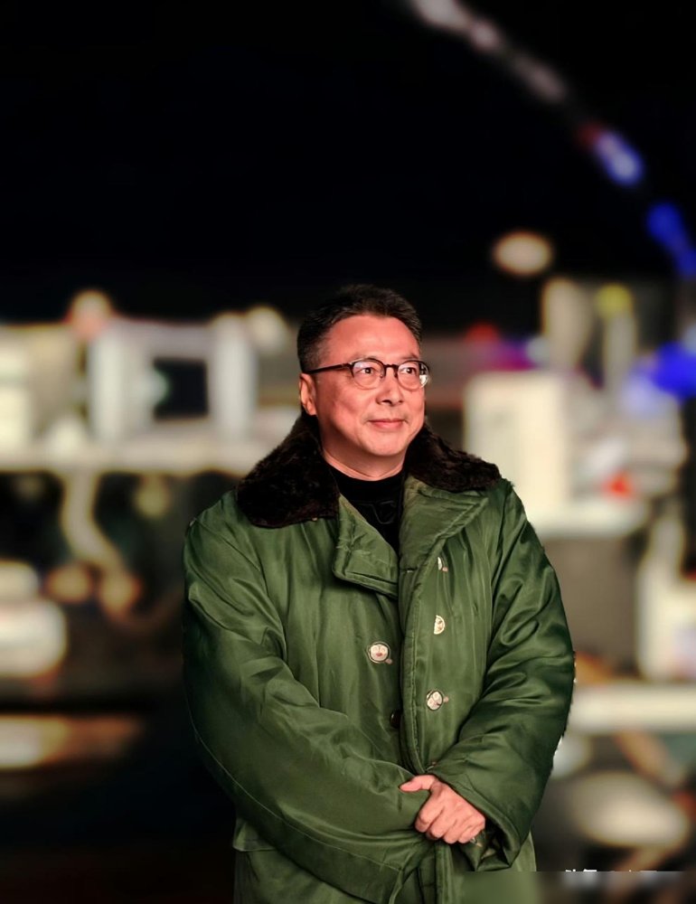 安栋老师发完那条动态，特意又在评论区补了一句：军大衣是周深提前买好，现场亲手送过来的。
零下的天，别人都裹着羽绒服候场，就周深记着老师怕冷。没声张，没拍照，东西递过去人就上台了。
安栋是谁？给周深编了快十年曲子的幕后大佬。圈里人都知道，这行合作完就散的多了去了。
一个当红歌手，巡演排到年底，长