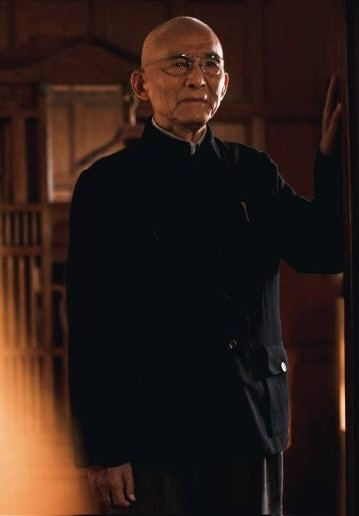 还记得“爷叔”游本昌吗？他在《繁花》中的封神演技，90岁一个眼神看哭无数人。爷叔看到穿上精致西装的宝总，就仿佛看到了年轻时的自己。短短几秒的眼神注视，仿佛诉尽了一生的悲喜。 
游本昌老爷子一路走好，济公爷爷回天上当神仙了…