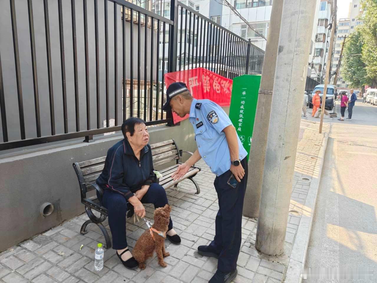 尖草坪派出所多措并举推进创城专项整治行动
       为持续深化全国文明城市创建工作，全面净化辖区人居环境、提升基层治理质效，近日，尖草坪派出所联合辖区街道、社区，聚焦不文明养犬和噪声扰民突出问题，开展创城专项联合整治行动，以精准治理、常态管控全力护航文明城市创建。
       整治行动中， ​