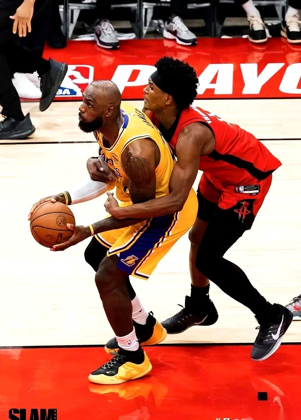 有人说，湖人输给火箭，是给对面留面子。 这哪是留面子，这分明是递过去一...