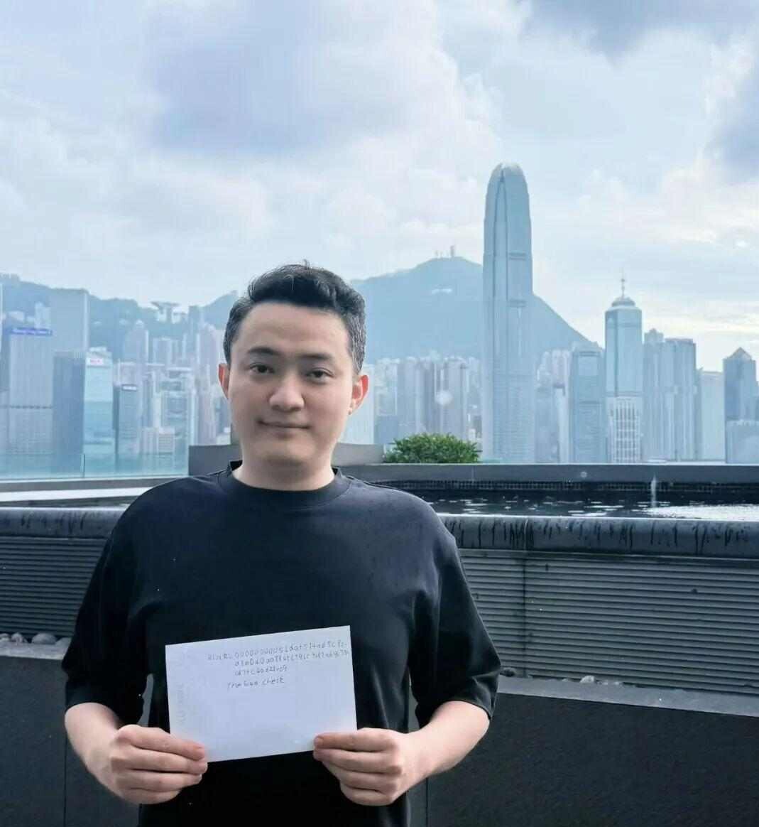 谷爱凌回了个骷髅头，打了谁的脸
上个月底，孙宇晨那点彩礼破事还没凉透，微博上突然炸出一张聊天截图，主角是谷爱凌。发帖的账号白得跟张纸似的，注册当天就扔了这么一颗雷，没人转发，没人大V带节奏，结果愣是两天内冲到了热搜第八。你看，币圈暴发户、顶流运动员、婚恋八卦，这几个词往一块一凑，根本不需要证据，看客