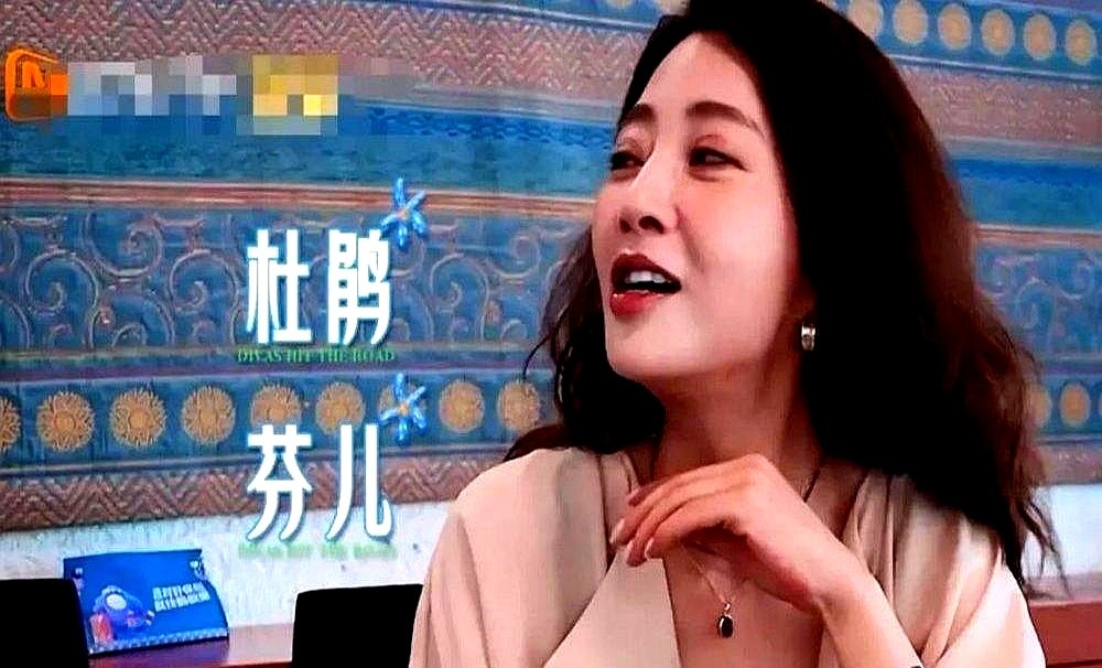 三年没进组拍戏，殷桃被人在马路牙子上撞见，正素着脸跟朋友撸串。

她没戴口罩，手里攥着肉串笑得前仰后合。路人都猜她是不是悄悄退圈了，她自己倒先交了底，这三年压根没接戏。

别人在圈里抢流量卷破头，她连名字都来得随便。当年她爸看她妈抱着樱桃罐头猛吃，一拍大腿就定下了殷桃。

这股子顺其自然的劲儿，硬是