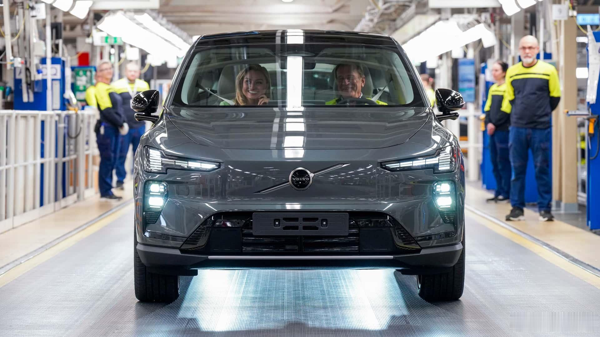 沃尔沃：全新EX60遭遇生产问题，交付计划大幅延后

5月中旬，沃尔沃（Volvo）汽车美国公司正式公布了全新EX60市场定价情况，即日起开始接受用户预订，春末正式开始交付。但是，计划赶不上变化，沃尔沃近日确认EX60由于制造问题，交付将会延期至2027年。

据媒体报道，升级后的托斯兰达工厂（Torslanda ​